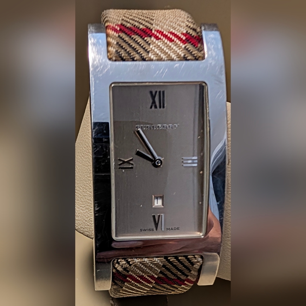 EUC Burberry Heritage Nova Womens Watch